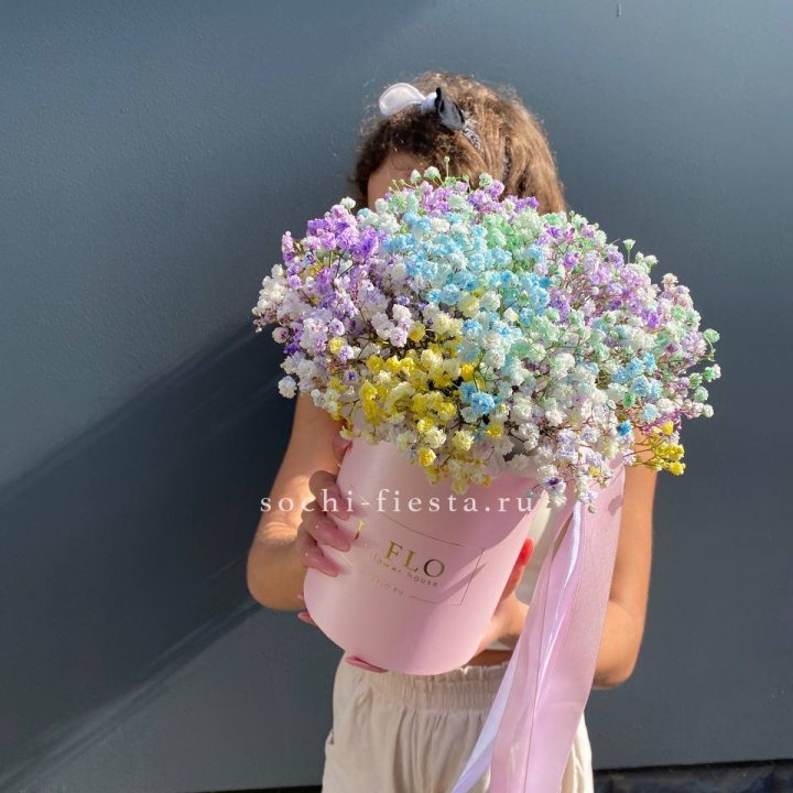 Радужные гипсофилы в шляпной коробке в Старом Осколе