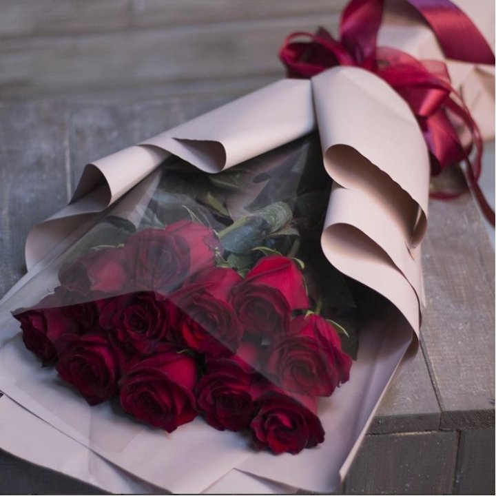 11 голландских роз в оформлении в Старом Осколе