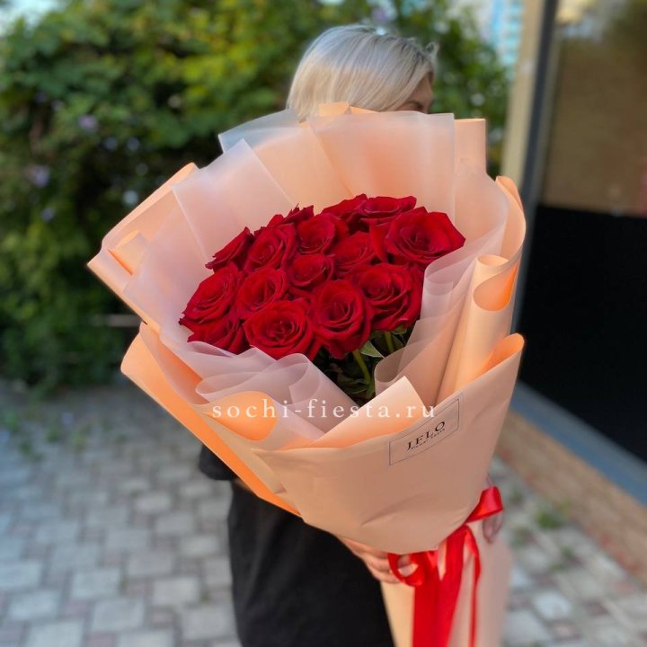 15 голландских роз в оформлении в Старом Осколе