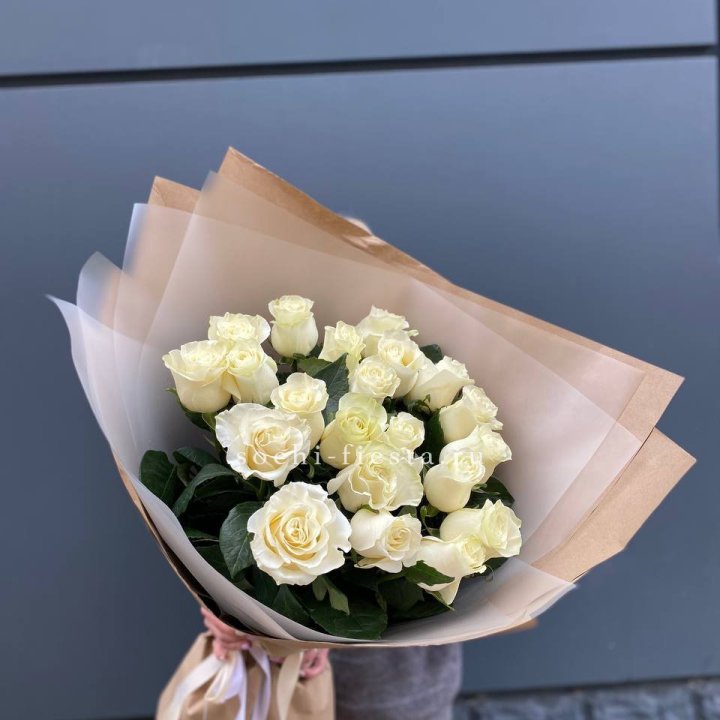  Букет  высоких белых роз   с доставкой в Старом Осколе