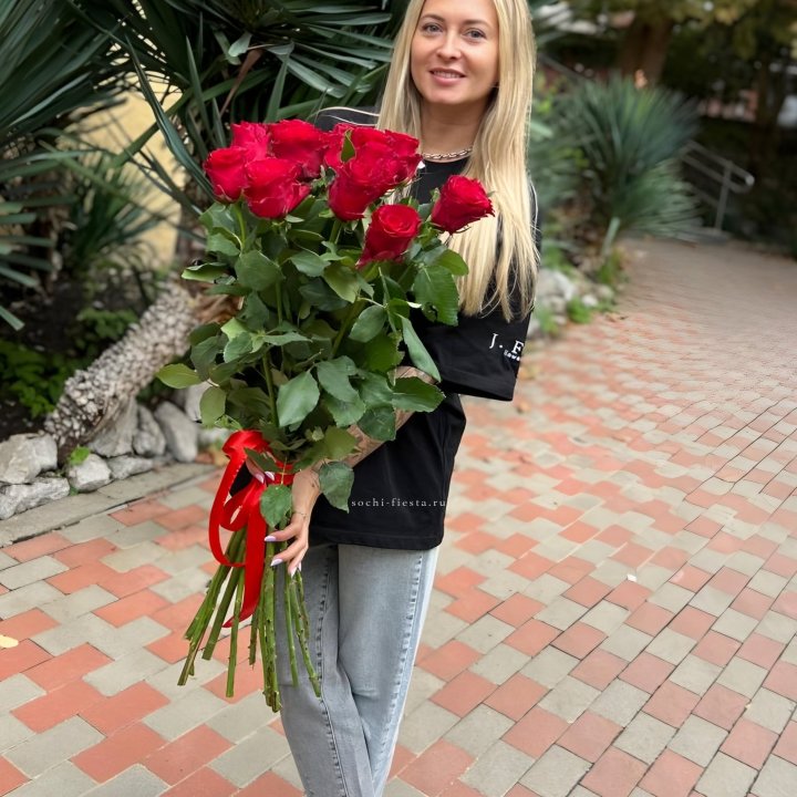 15 высоких красных роз в Старом Осколе