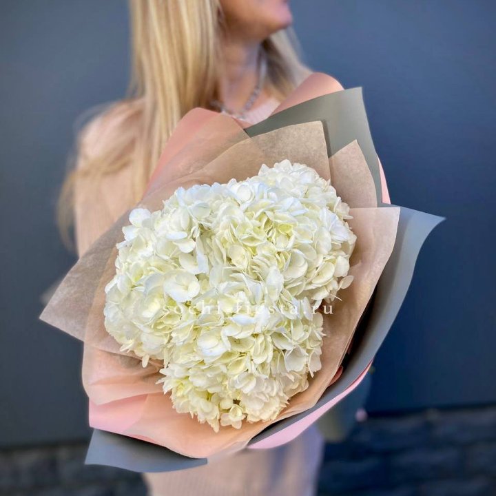 Букет из трёх белых гортензий в Старом Осколе