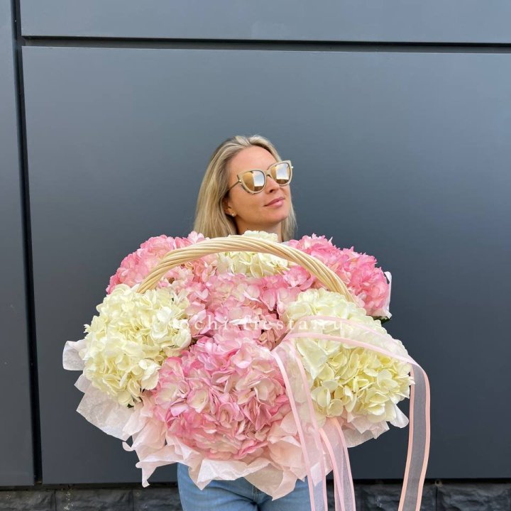 7 гортензий в корзине с доставкой в Старом Осколе