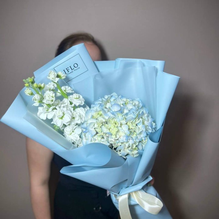 Гортензия голубая с маттиолой в Старом Осколе