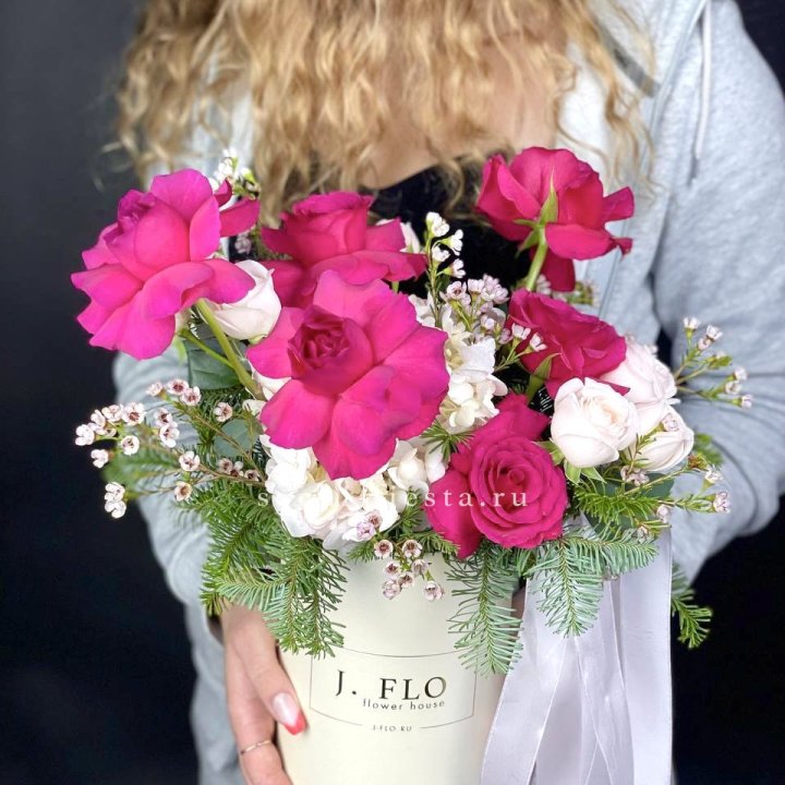 Новогодняя композиция в коробке пинк розе в Старом Осколе