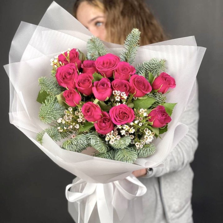 Новогодний букет Елки и Розы в Старом Осколе