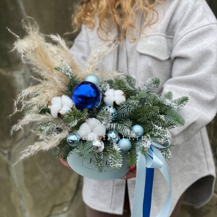 Новогодняя композиция в коробке блю в Старом Осколе