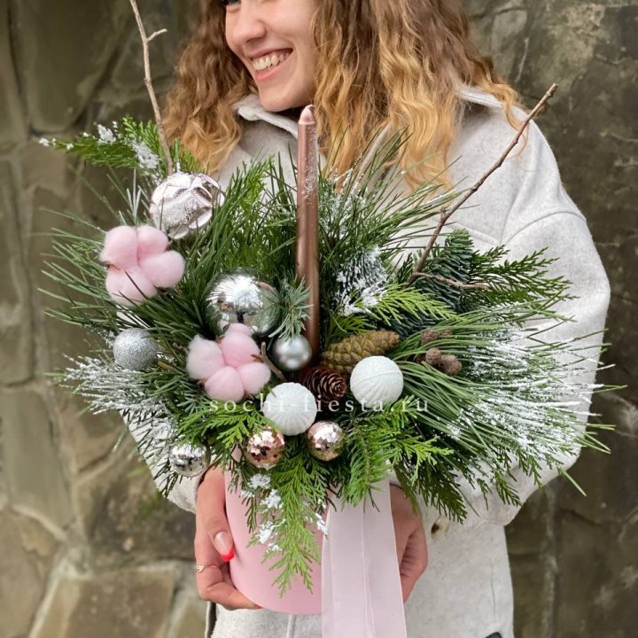 Новогодняя композиция в коробке пинк в Старом Осколе