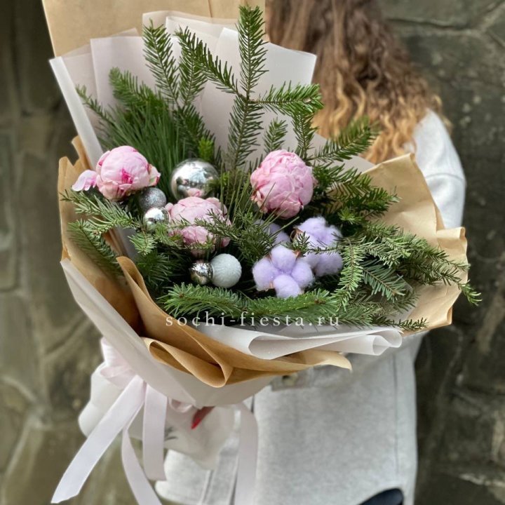 Новогодний букет с пионами  в Старом Осколе