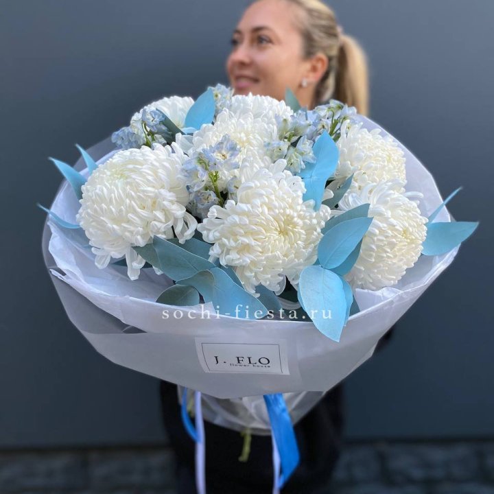 Букет хризантем Бигуди и дельфиниума  в Старом Осколе