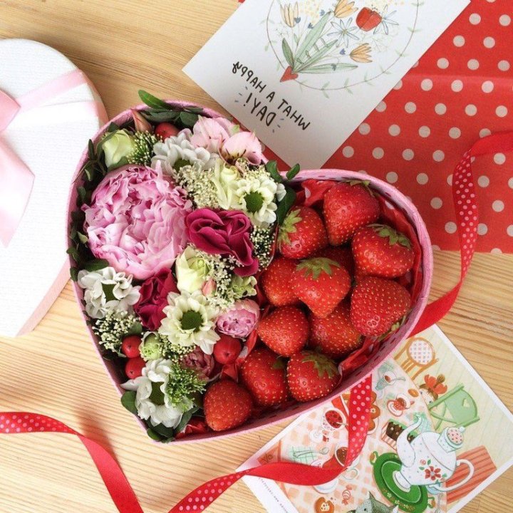 Бокс с клубникой и цветами в Старом Осколе