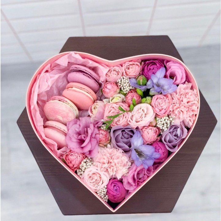 Бокс-сердце с макаронс  в Старом Осколе