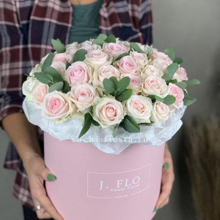 35 розовых роз в цилиндре в Старом Осколе