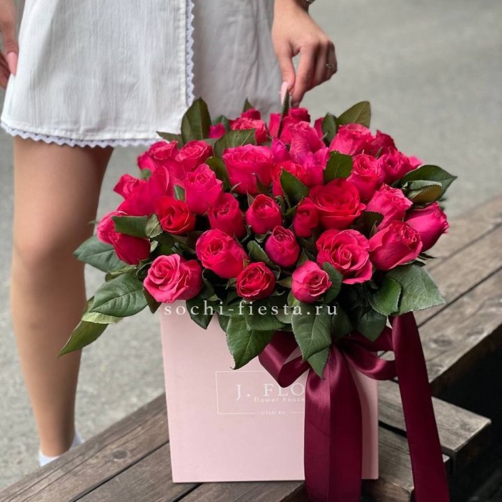 55 алых роз в кубе в Старом Осколе