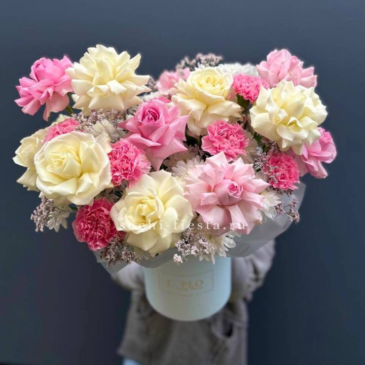 Коробка французских роз и диантусов "Бони" в Старом Осколе