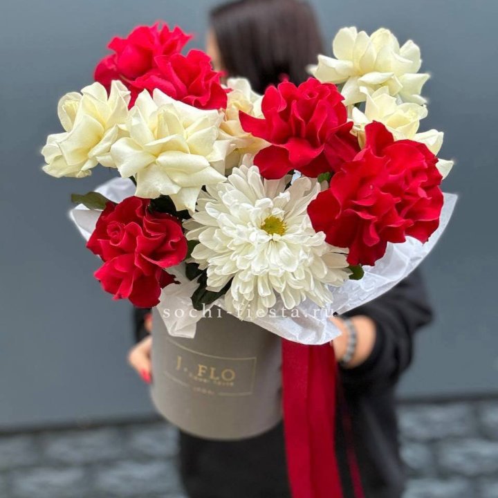 Французские розы с хризантемой в боксе в Старом Осколе