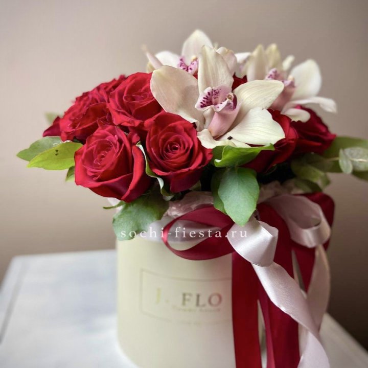 Розы и орхидеи в боксе в Старом Осколе