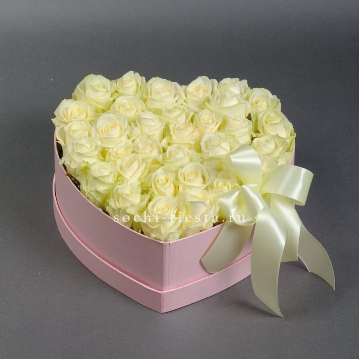 35 белых роз в коробке "Сердце" в Старом Осколе