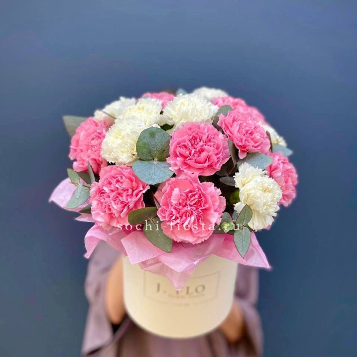 Диантусы в цилиндре в Старом Осколе