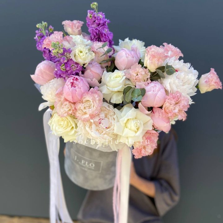 Дизайнерский цилиндр с пионами "Ривьера" в Старом Осколе