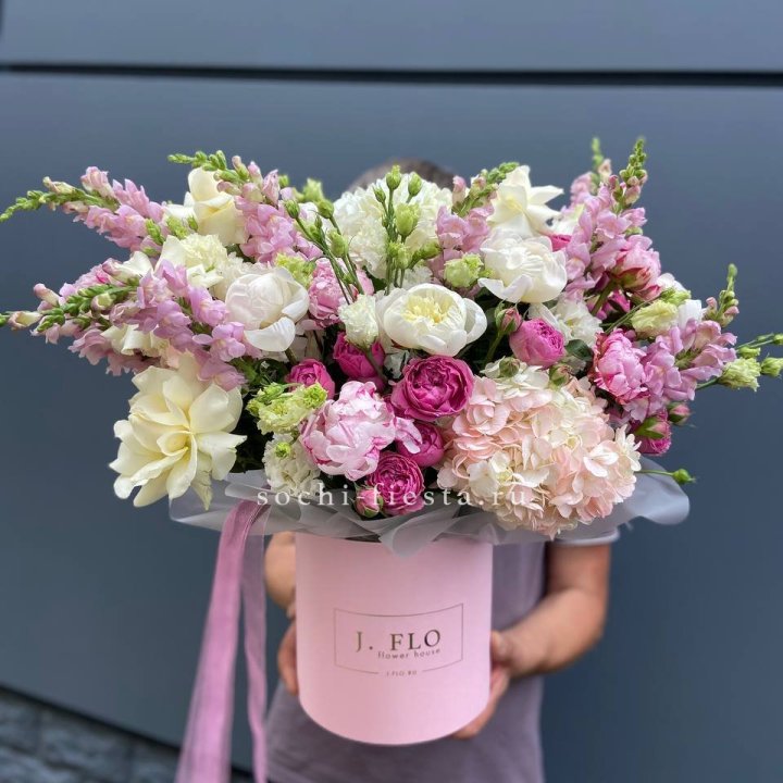 Дизайнерский цилиндр с пионами "Саманта" в Старом Осколе