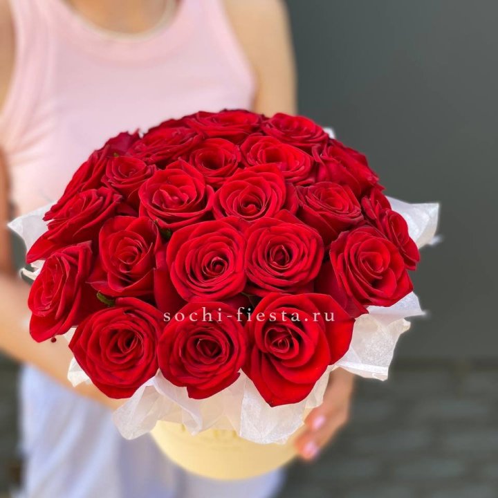 Красные розы в цилиндре в Старом Осколе