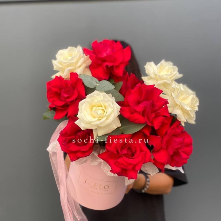 13 Французских роз в боксе в Старом Осколе