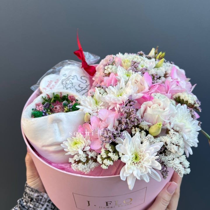 Цветы и свеча в коробке в Старом Осколе