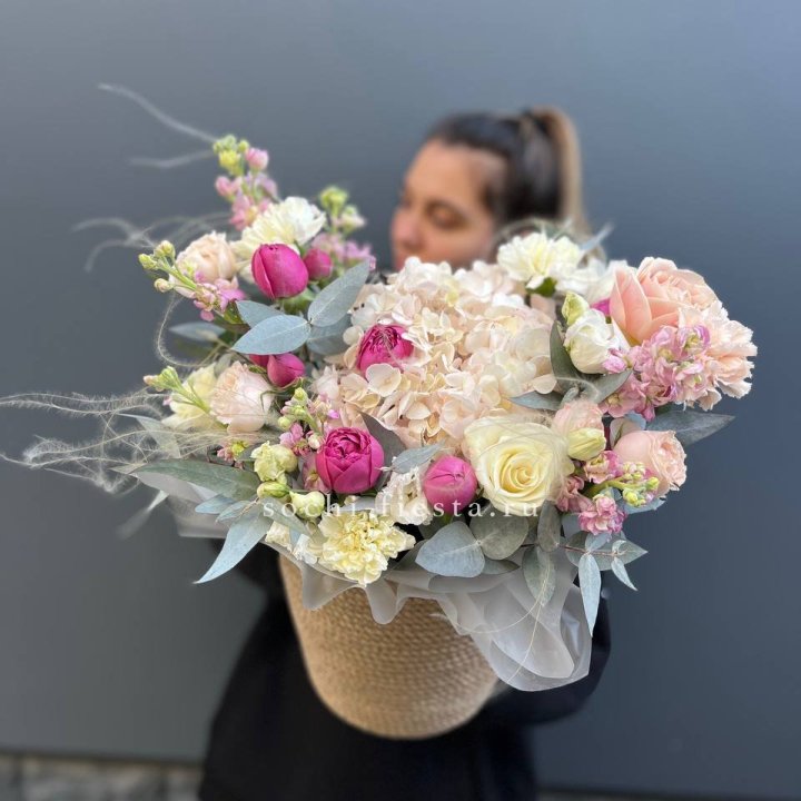 Цветочная композиция в джутовом боксе  в Старом Осколе