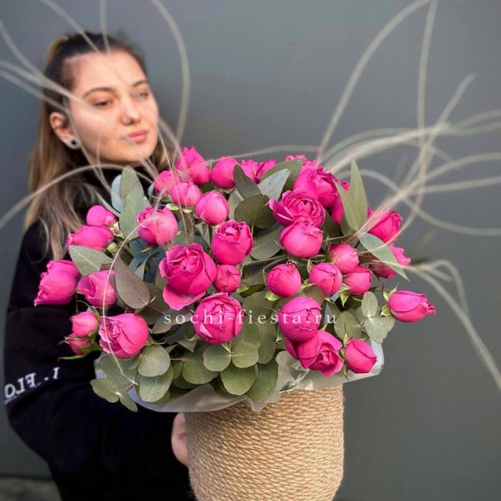 Пионовидные розы Мисти Бабблс в джутовом кашпо в Старом Осколе