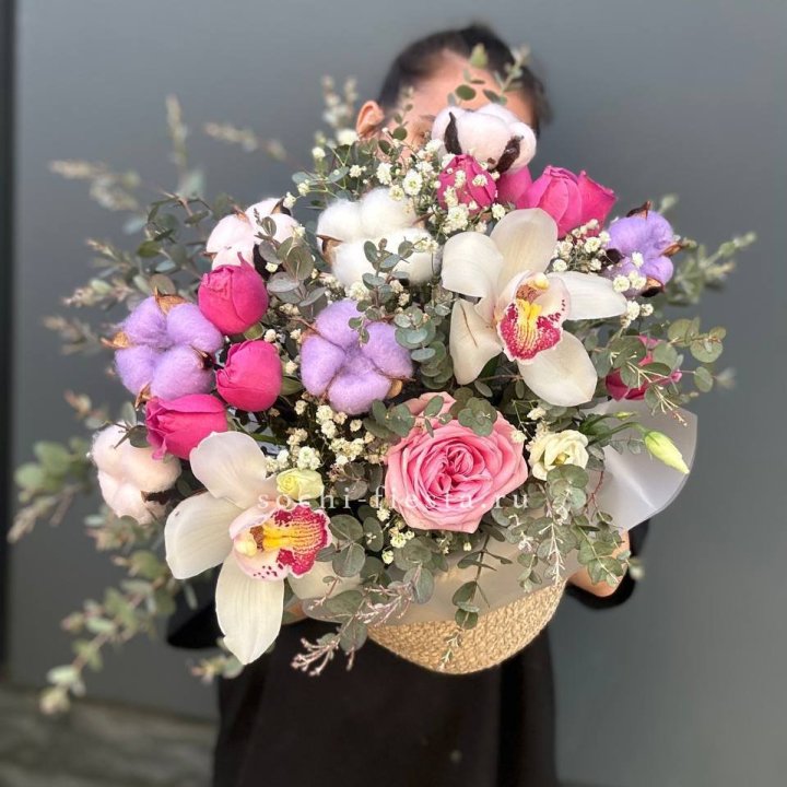 Орхидея и розы в джутовом кашпо в Старом Осколе