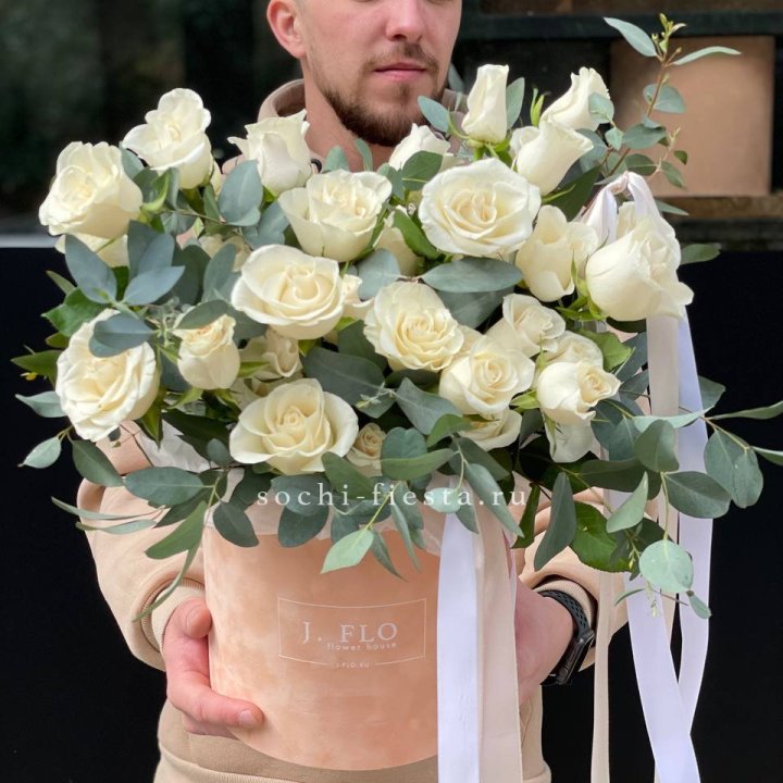 41 белая роз в бархатном боксе в Старом Осколе