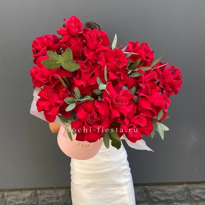 Бокс из 17 французских роз с доставкой в Старом Осколе