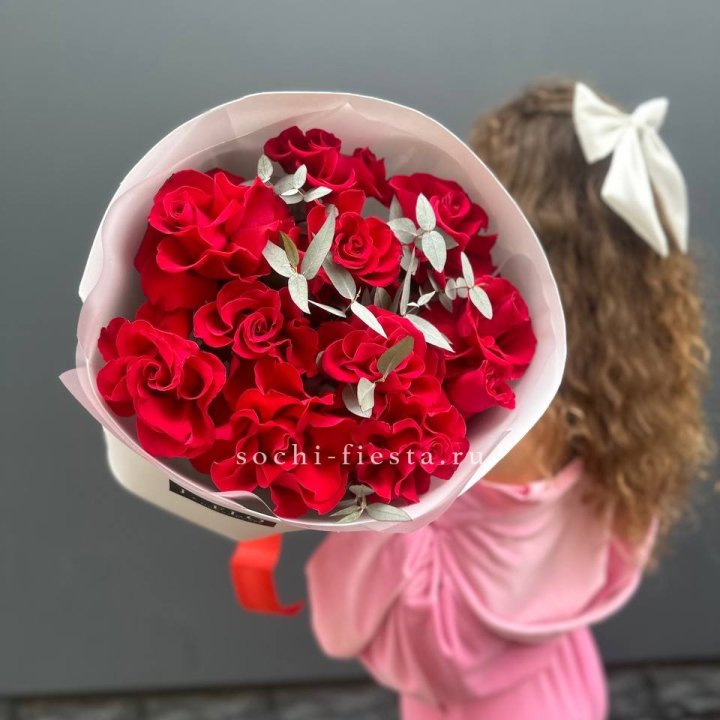 11 Красных французских роз с доставкой в Старом Осколе