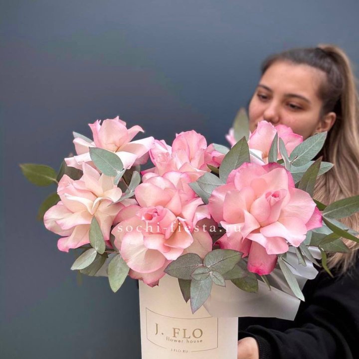 7 Французских роз в боксе в Старом Осколе