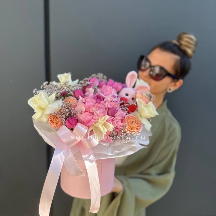 Дизайнерский цилиндр с игрушкой "Лола" в Старом Осколе