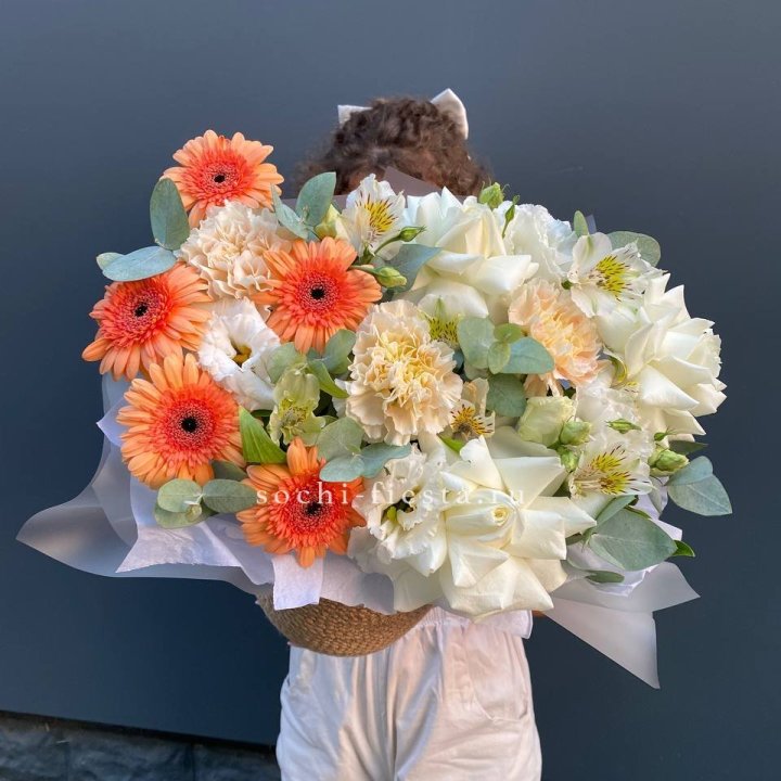 Розы и герберы в джутовом кашпо "Георгино" в Старом Осколе