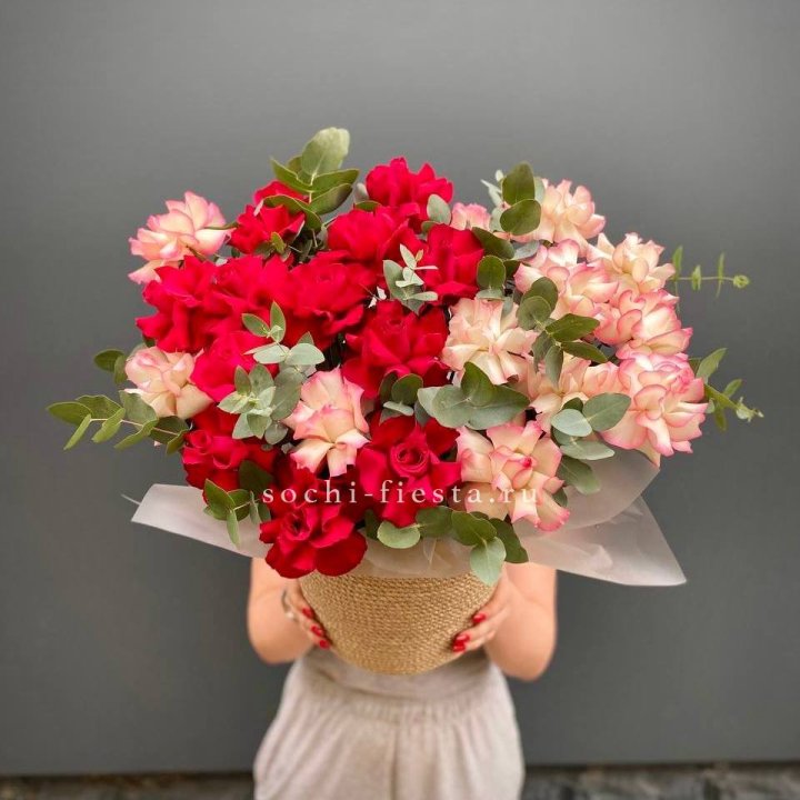 25 Французских роз в джутовом кашпо  в Старом Осколе