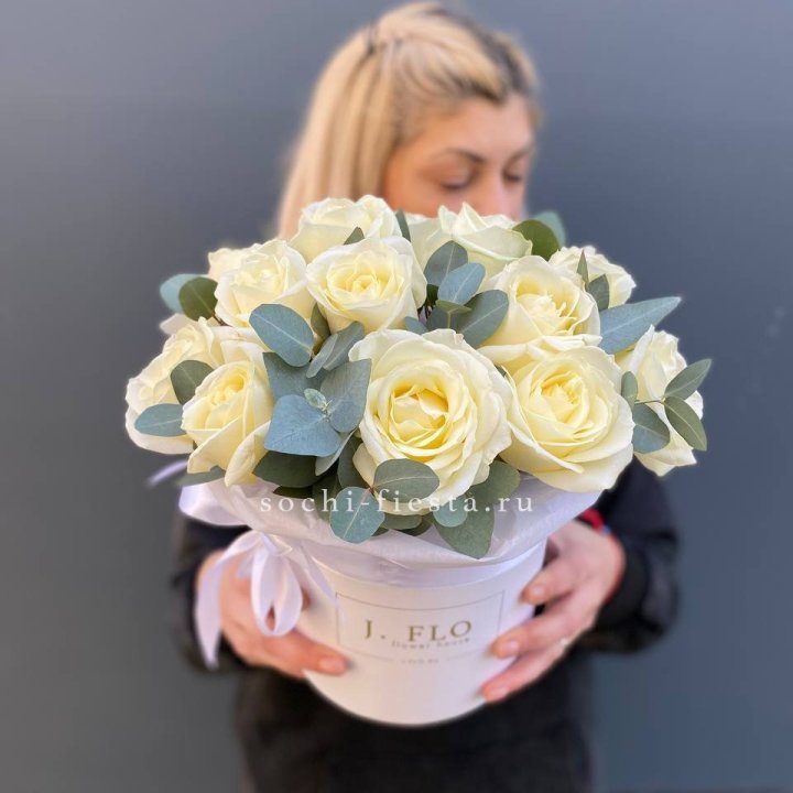 15 белых роз в боксе в Старом Осколе