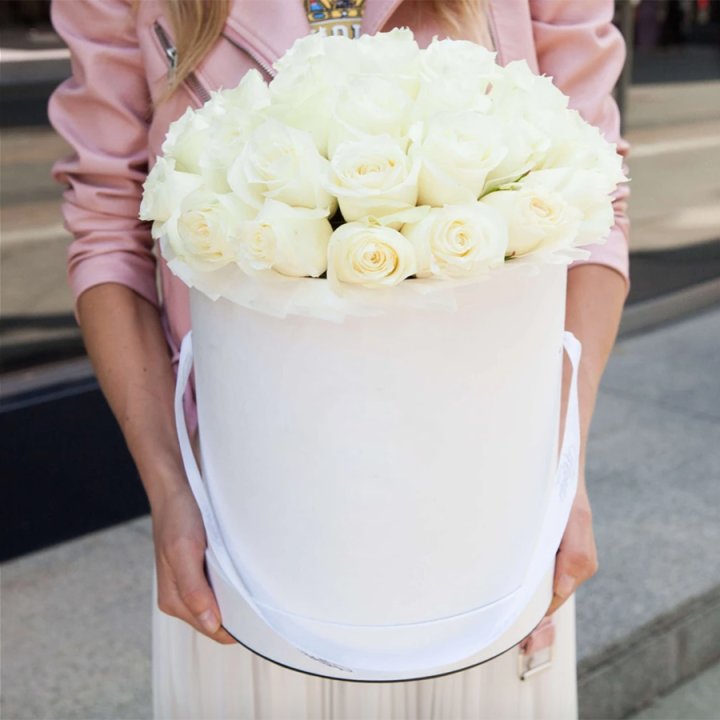 35 белых роз в цилиндре в Старом Осколе