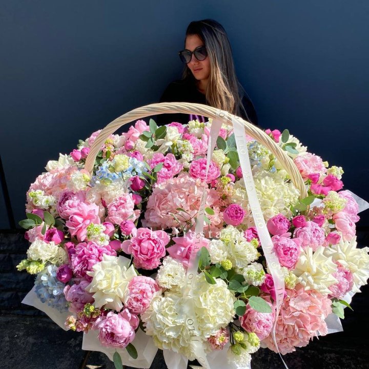 Цветочная корзина из пионов и пионовидных роз "Перфекте" в Старом Осколе