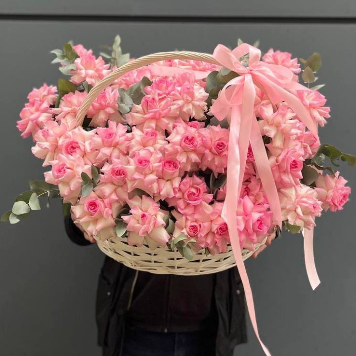 51 розовая роза в корзине в Старом Осколе