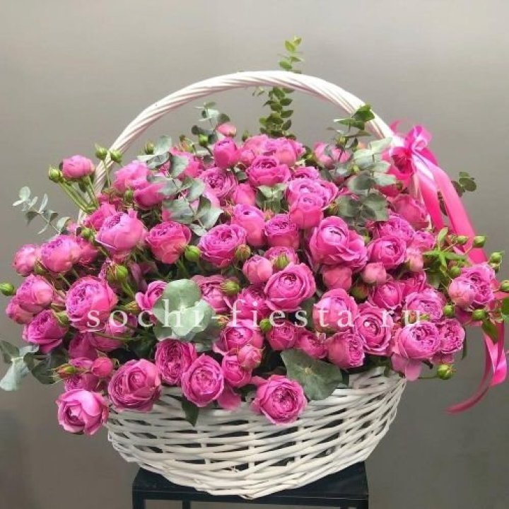 65 пионовидных кустовых роз в корзине в Старом Осколе