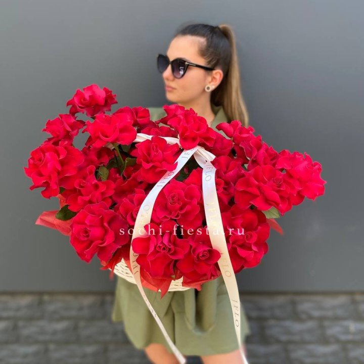 Красные французские розы в корзине в Старом Осколе