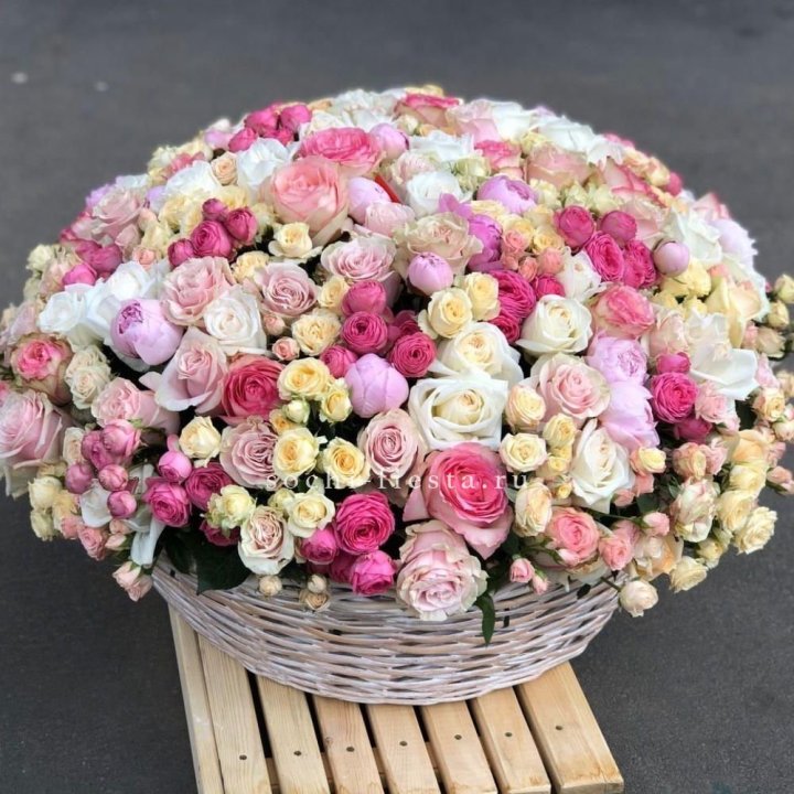 Цветочная корзина из пионов и пионовидных роз "Юниверсити" в Старом Осколе