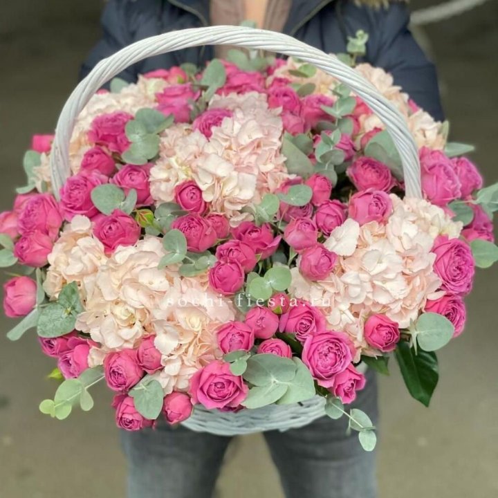 Корзина с гортензией и Мисти Баблс в Старом Осколе