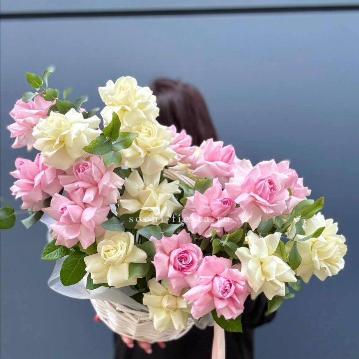 25 Французских роз в корзине в Старом Осколе