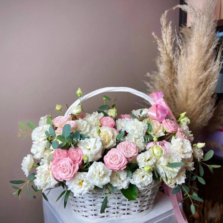 Цветочная корзина "Пинки вайт" в Старом Осколе