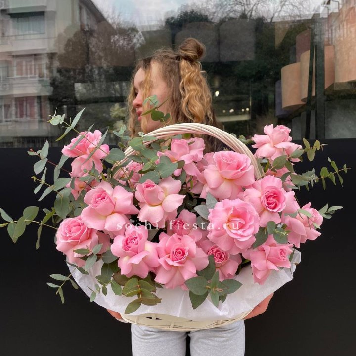 25 роз в цветочной корзине  в Старом Осколе