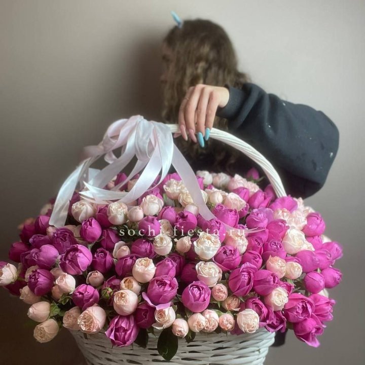 Премиум корзина пионовидных кустовых роз в Старом Осколе